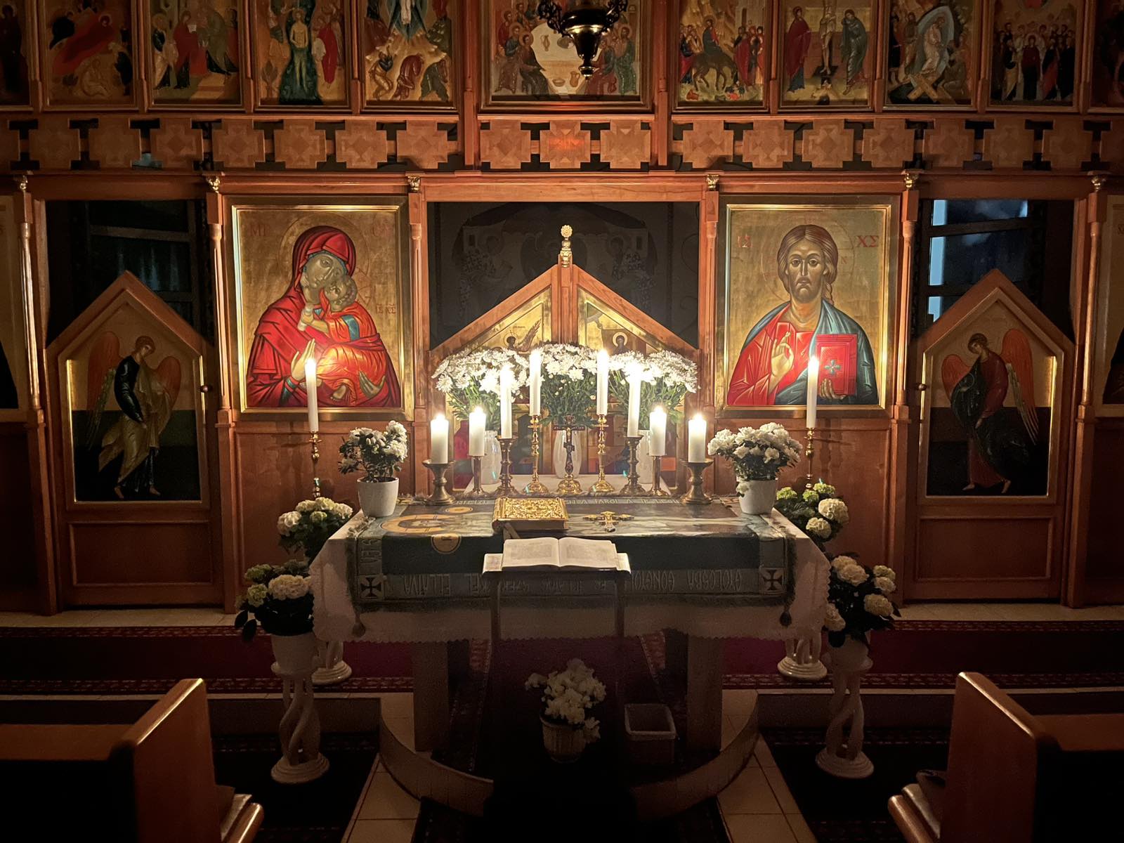 Belső oltár gyertyákkal, ikonosztáz esti megvilágításban